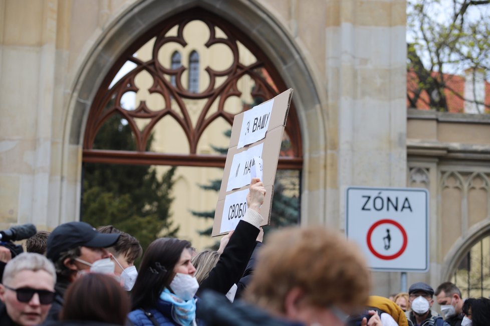 Demonstranti se sešli v neděli před ruským velvyslanectvím. Stovka demonstrantů před ruskou ambasádou v Praze provolává Rusku hanbu. (18. dubna)