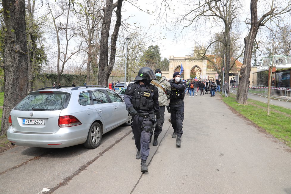 Demonstranti se sešli v neděli před ruským velvyslanectvím. Stovka demonstrantů před ruskou ambasádou v Praze provolává Rusku hanbu. (18. dubna)