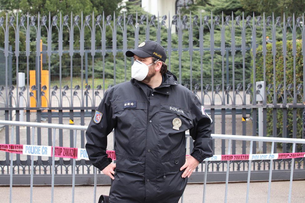 Demonstranti se sešli v neděli před ruským velvyslanectvím. Stovka demonstrantů před ruskou ambasádou v Praze provolává Rusku hanbu. (18. dubna)