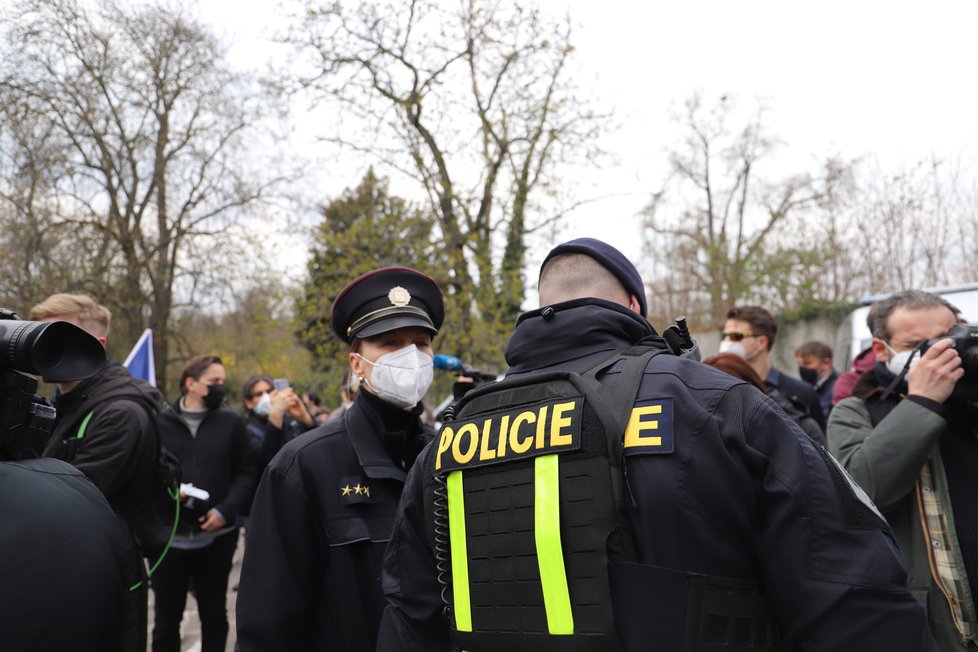 Demonstranti se sešli v neděli před ruským velvyslanectvím. Stovka demonstrantů před ruskou ambasádou v Praze provolává Rusku hanbu. (18. dubna)