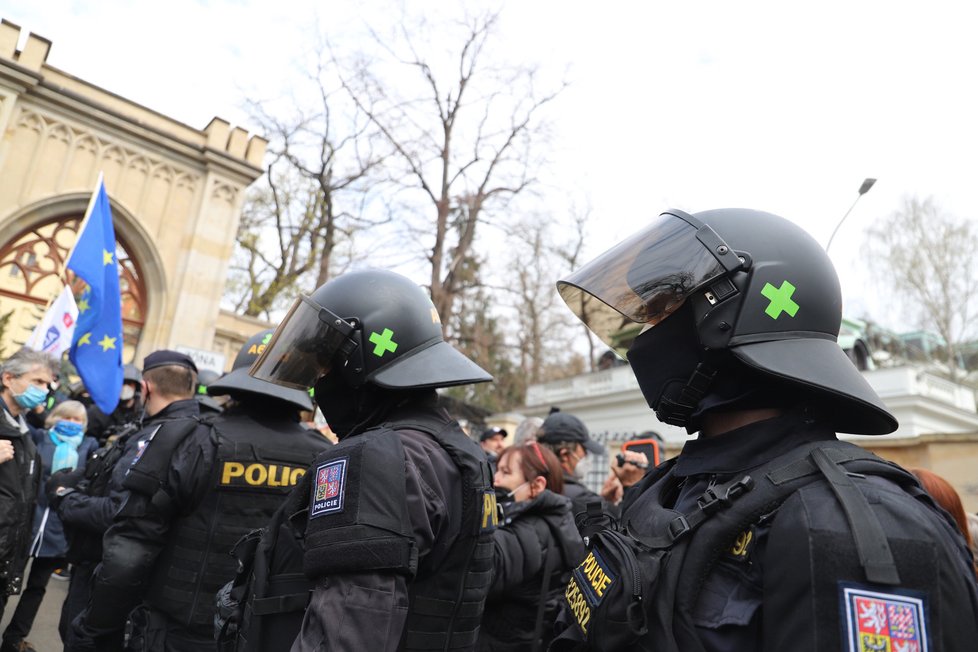Demonstranti se sešli v neděli před ruským velvyslanectvím. Stovka demonstrantů před ruskou ambasádou v Praze provolává Rusku hanbu. (18. dubna)