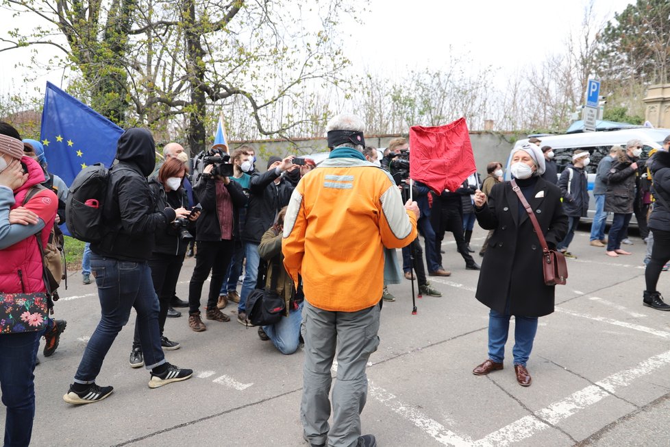 Před ruským velvyslanectvím se sešla asi stovka lidí. Demonstrace se neobešla před zásahu policistů. (18. dubna)