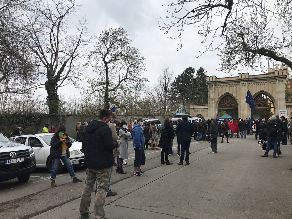 Před ruským velvyslanectvím se sešla asi stovka lidí. Demonstrace se neobešla před zásahu policistů. (18. dubna)