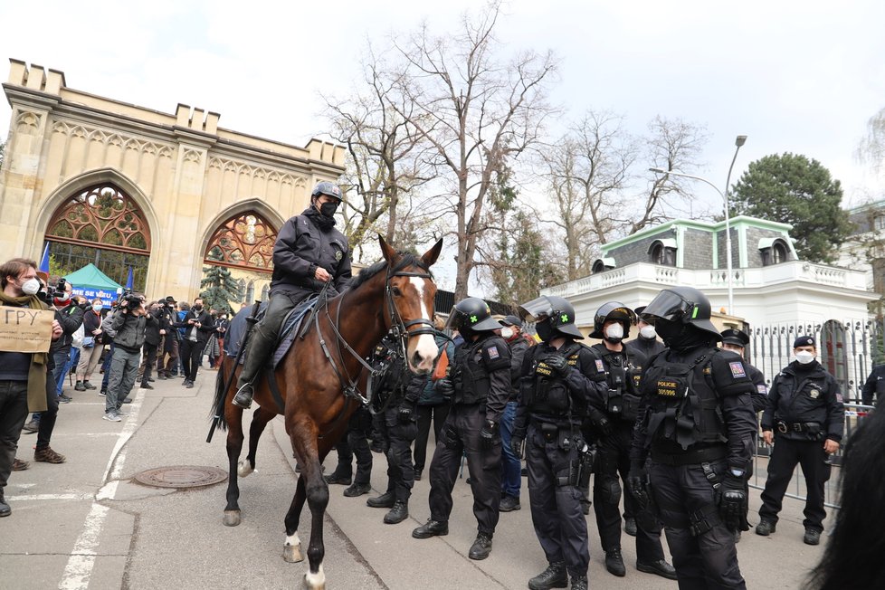 Před ruským velvyslanectvím se sešla asi stovka lidí. Demonstrace se neobešla před zásahu policistů. (18. dubna)