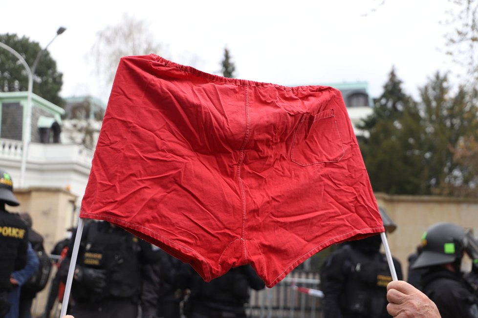 Před ruským velvyslanectvím se sešla asi stovka lidí. Demonstrace se neobešla před zásahu policistů. (18. dubna)