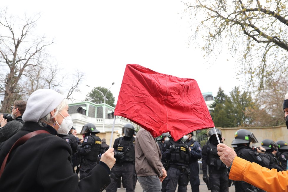 Před ruským velvyslanectvím se sešla asi stovka lidí. Demonstrace se neobešla před zásahu policistů. (18. dubna)