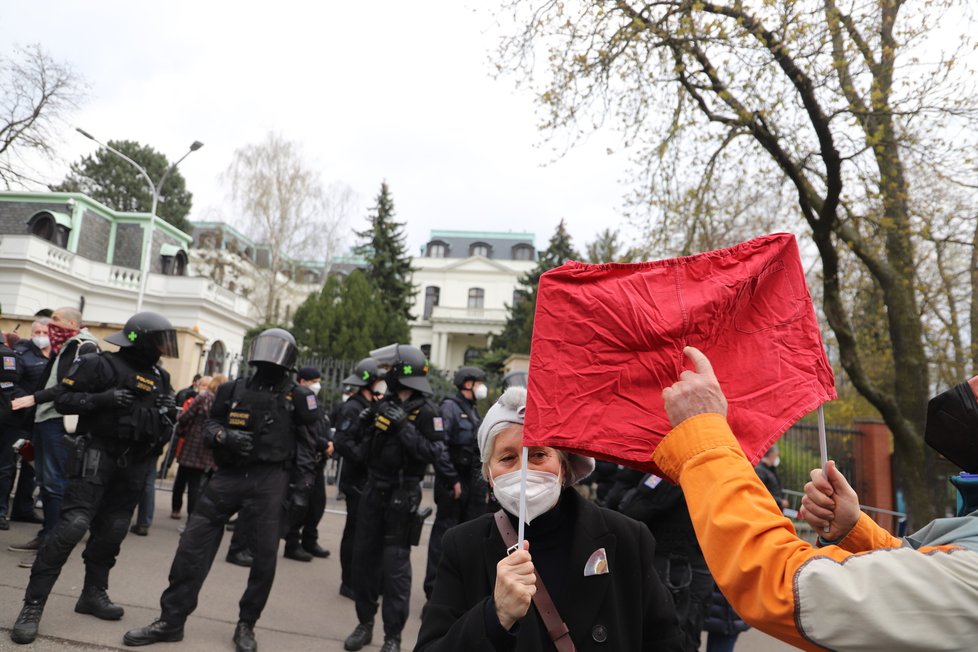 Před ruským velvyslanectvím se sešla asi stovka lidí. Demonstrace se neobešla bez zásahu policistů (18. dubna 2021).