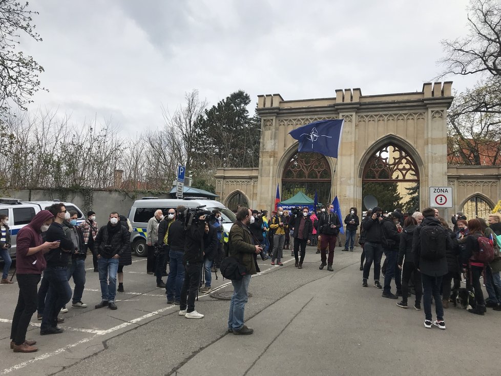 Před ruským velvyslanectvím se sešla asi stovka lidí. Demonstrace se neobešla bez zásahu policistů (18. dubna 2021).