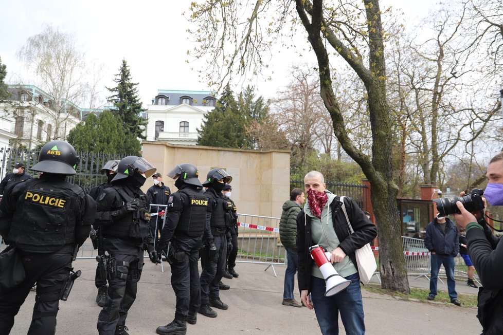 Před ruským velvyslanectvím se sešla asi stovka lidí. Demonstrace se neobešla před zásahu policistů. (18. dubna)