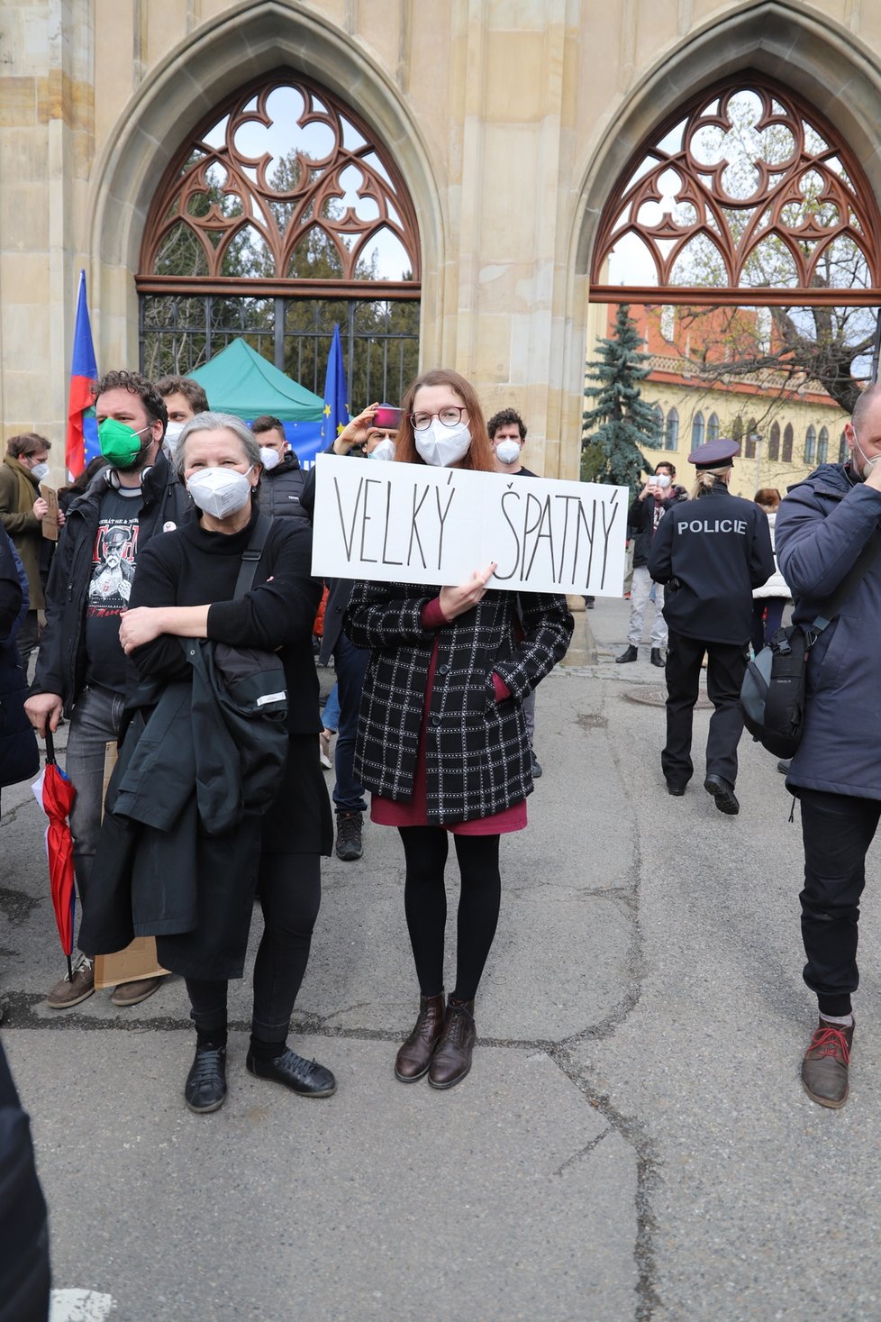 Před ruským velvyslanectvím se sešla asi stovka lidí. Demonstrace se neobešla bez zásahu policistů (18. dubna 2021).