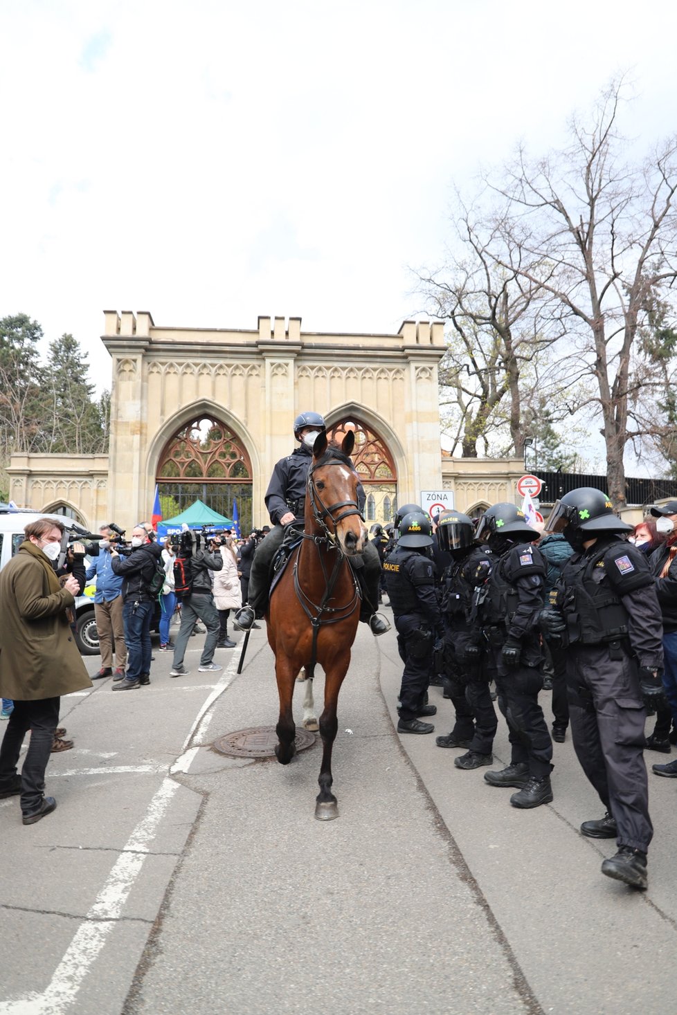 Před ruským velvyslanectvím se sešla asi stovka lidí. Demonstrace se neobešla bez zásahu policistů (18. dubna 2021).