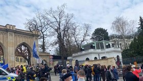 Lidé se schází před ruským velvyslanectví v Praze. (18. dubna)