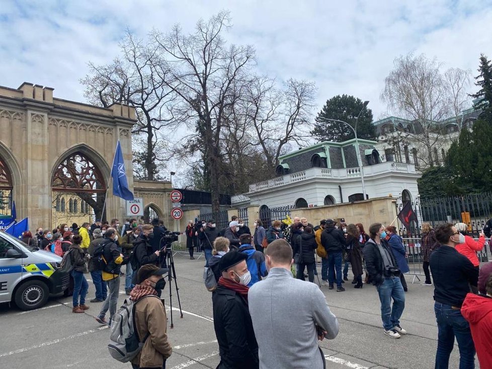Lidé se schází před ruským velvyslanectví v Praze. (18. dubna)