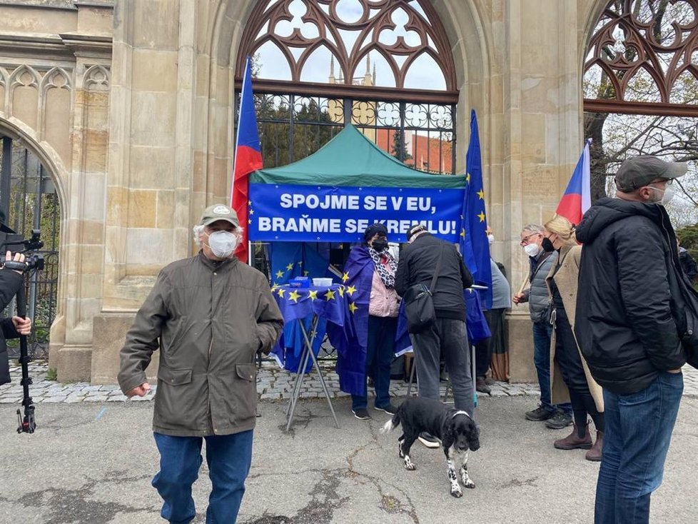 Lidé se schází před ruským velvyslanectví v Praze. (18. dubna)