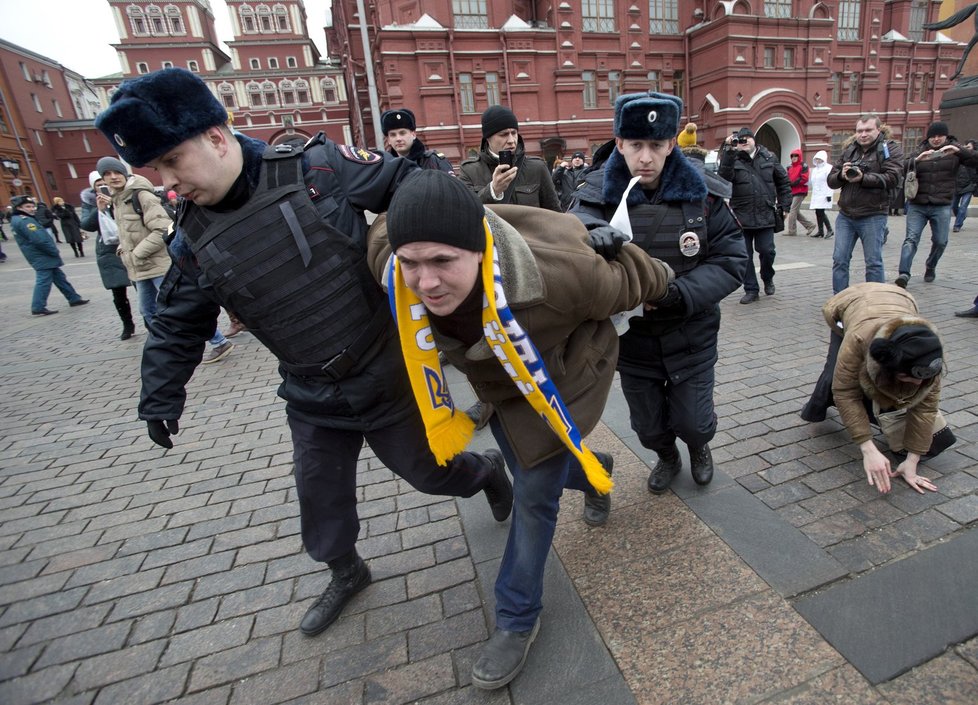 Zatčení účastníka nepovolené demonstrace v Moskvě proti obsazení Krymu
