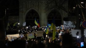 Na 2000 lidí demonstrovali u ruské ambasády v Praze. (24.2.2022)