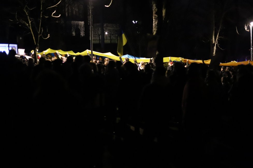 Demonstrace před ruskou ambasádou proti ruské invazi na Ukrajině (24. 2. 2022)