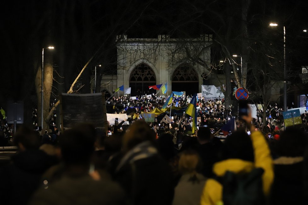 Na 2000 lidí demonstrovalo u ruské ambasády v Praze (24. 2. 2022).