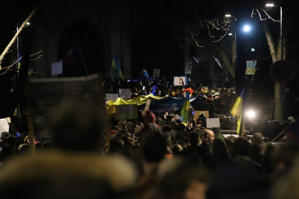 Na 2000 lidí demonstrovalo u ruské ambasády v Praze. (24.2.2022)
