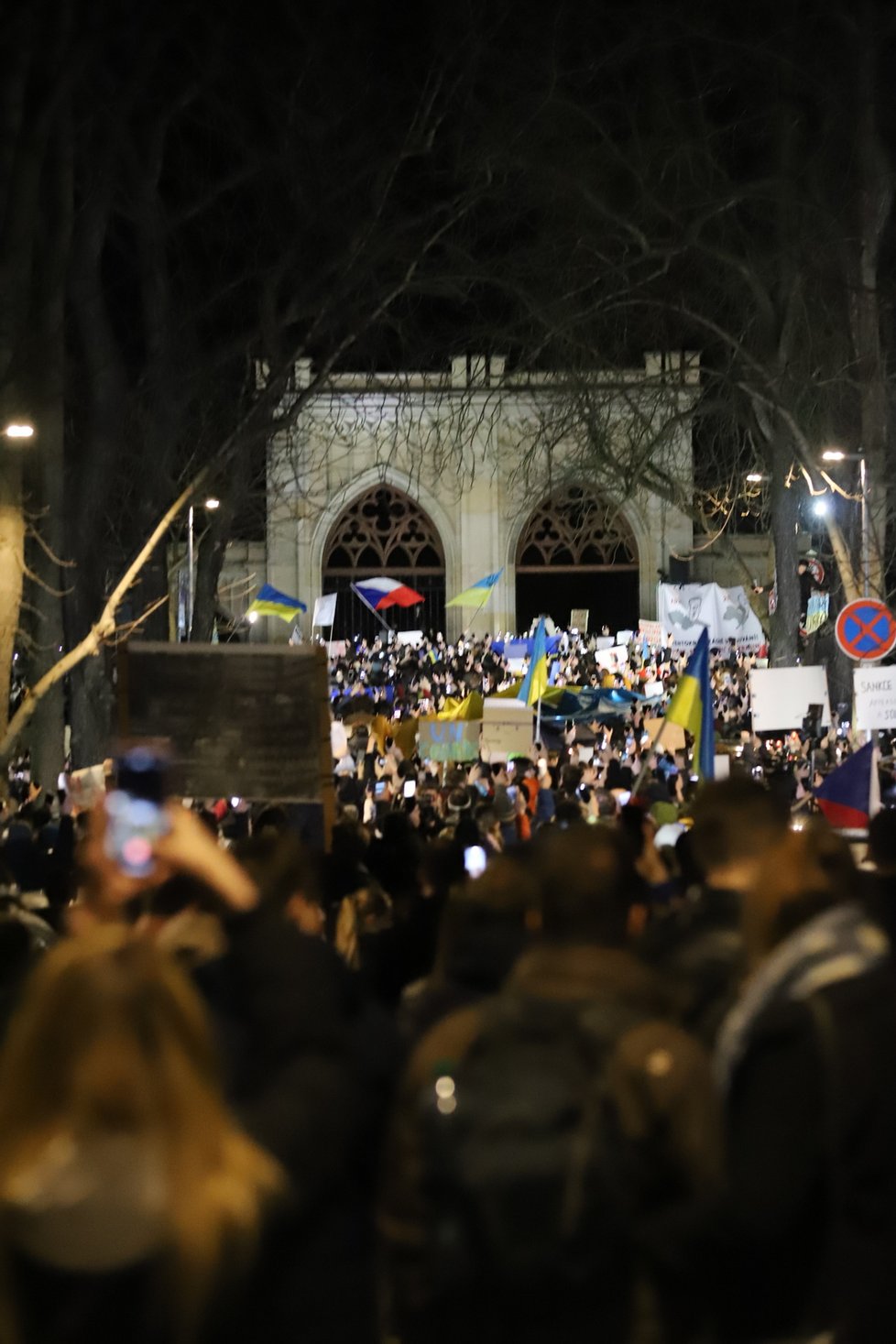 Na 2000 lidí demonstrovalo u ruské ambasády v Praze. (24.2.2022)
