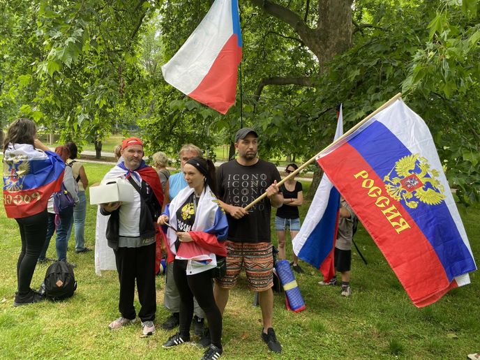 Akce „Rusko není náš nepřítel” před ambasádou v Praze 