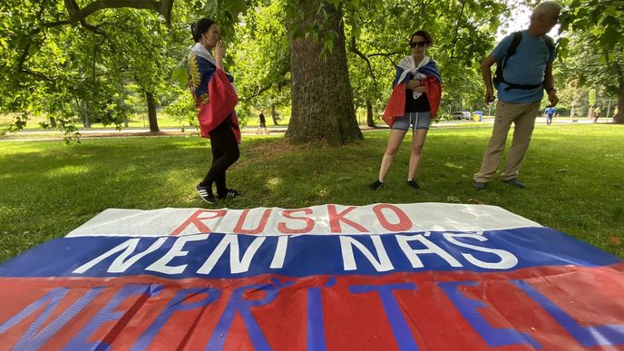 Akce „Rusko není náš nepřítel” před ambasádou v Praze  