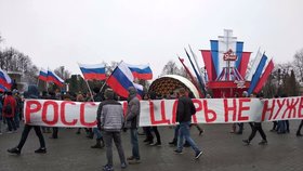 V několika ruských městech se demonstruje proti Vladimiru Putinovi. Lidem se nelíbí, že v pondělí už počtvrté usedne „na trůn“