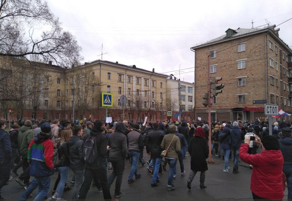 V několika ruských městech se demonstruje proti Vladimiru Putinovi. Lidem se nelíbí, že v pondělí už počtvrté usedne „na trůn“