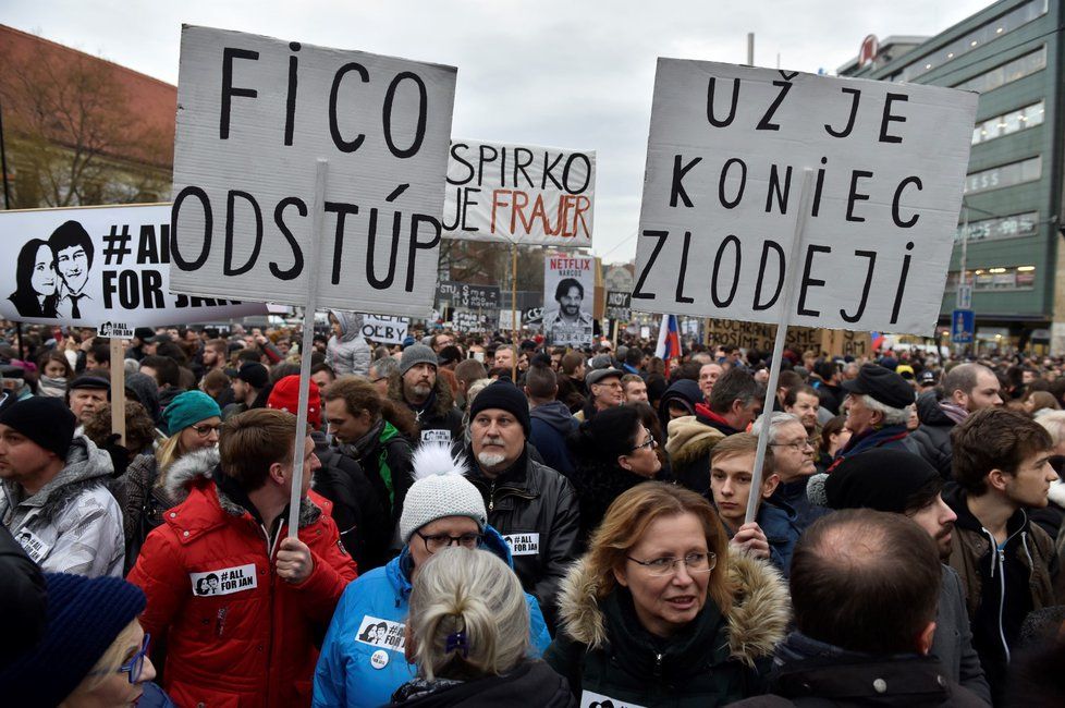 Slovenský premiér Robert Fico Slováky popudil tím, že zpochybnil význam občanských protestů mnoho demonstrantů tak v Bratislavě protestovalo i proti vládě jeho strany Smer-Sociální demokracie (9. 3. 2018