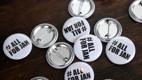 Na demonstraci za nezávislé vyšetření vraždy novináře Jána Kuciaka se rozdávají odznáčky s nápisem #All for Jan.