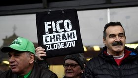 Velká část demonstrantů na demonstraci přišla s transparenty kritizujícími vládu Roberta Fica (9. 3. 2018).
