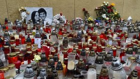 Pietní místo na bratislavském náměstí SNP, na kterém se v pátek 9. 3. 2018 pořádala demonstrace za vyšetření vraždy investigativního novináře Jána Kuciaka