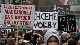 Protestu za důsledné vyšetření vraždy novináře Jána Kuciaka se v Bratislavě zúčastnilo 30 tisíc lidí (9. 3. 2018)