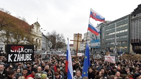 Na demonstraci za důsledné vyšetření vraždy novináře Jána Kuciaka se na bratislavském náměstí SNP sešlo v pátek 9. 3. 2018 přes 30 tisíc lidí, to je nejvíce od roku 1989
