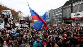 Na demonstraci za důsledné vyšetření vraždy novináře Jána Kuciaka se na bratislavském náměstí SNP sešlo v pátek 9. 3. 2018 přes 30 tisíc lidí, to je nejvíce od roku 1989