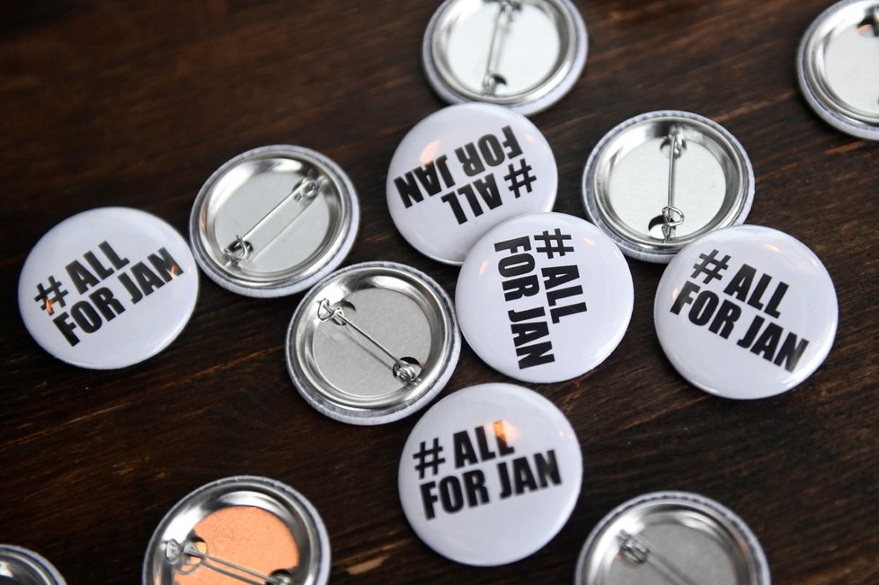 Na demonstraci za nezávislé vyšetření vraždy novináře Jána Kuciaka se rozdávají odznáčky s nápisem #All for Jan