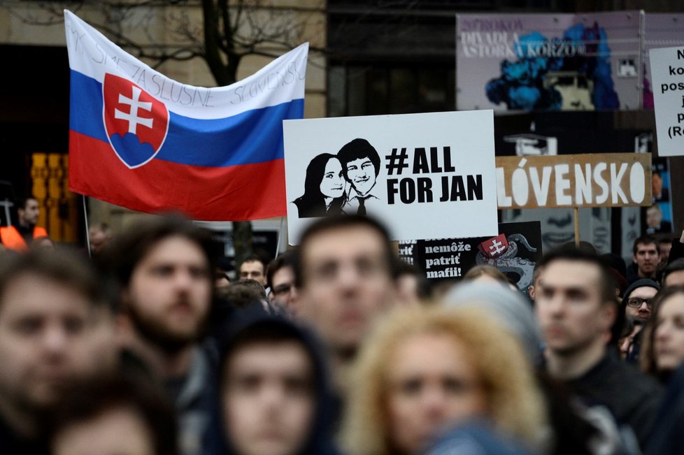 Demonstranti v Bratislavě mimo jiné skandovali „společně za slušnost“ (9. 3. 2018).