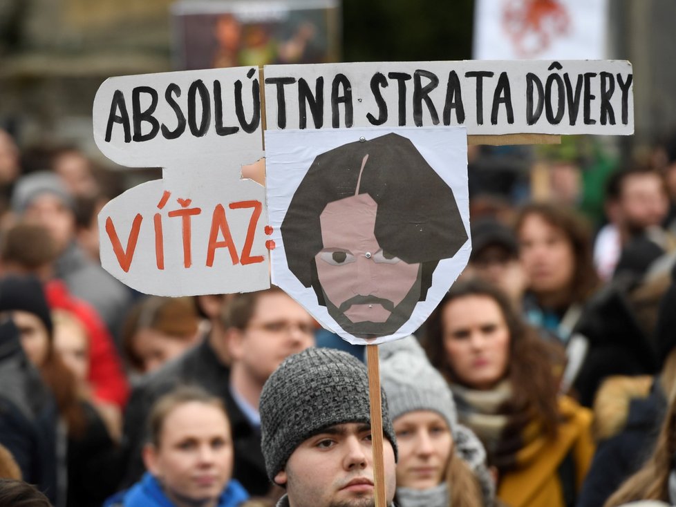 Demonstrace na náměstí SNP v Bratislavě se otočila i proti členům vlády Roberta Fica (9. 3. 2018).
