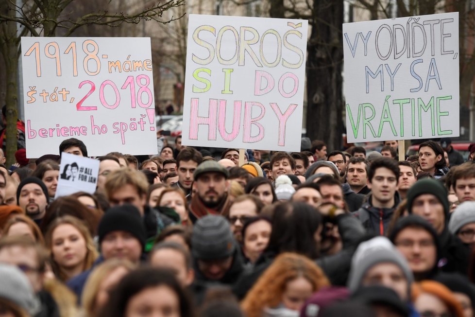 Demonstrace na náměstí SNP v Bratislavě se otočila i proti členům vlády Roberta Fica (9. 3. 2018)