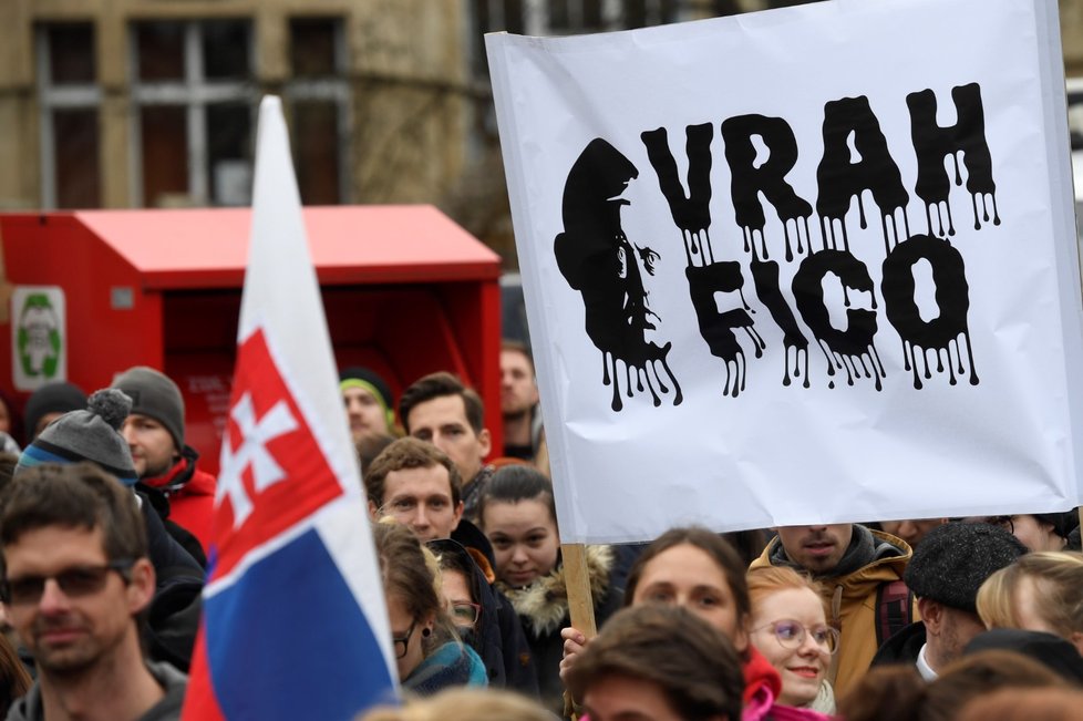 Demonstrace na náměstí SNP v Bratislavě se otočila i proti členům vlády Roberta Fica (9. 3. 2018)