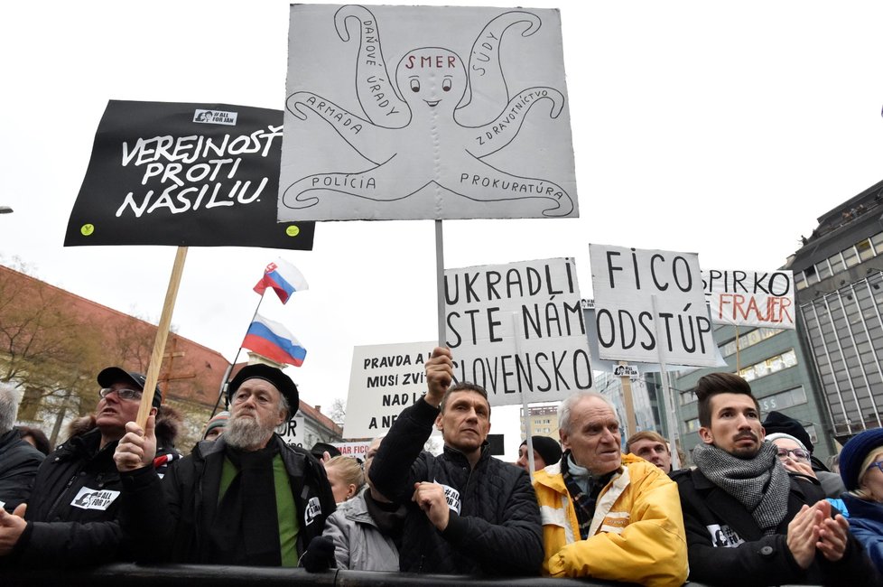 Demonstrace proti vládě a za nezávislé vyšetření vraždy slovenského novináře Jána Kuciaka a jeho partnerky Martiny Kušnírov, 9. března 2018 v Bratislavě přilákala 30 tisíc lidí.