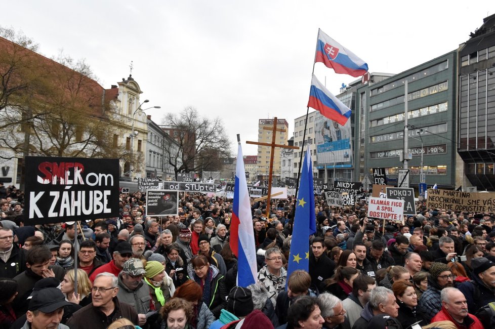 Na demonstraci za důsledné vyšetření vraždy novináře Jána Kuciaka se na bratislavském náměstí SNP sešlo v pátek 9. 3. 2018 přes 30 tisíc lidí, to je nejvíce od roku 1989.