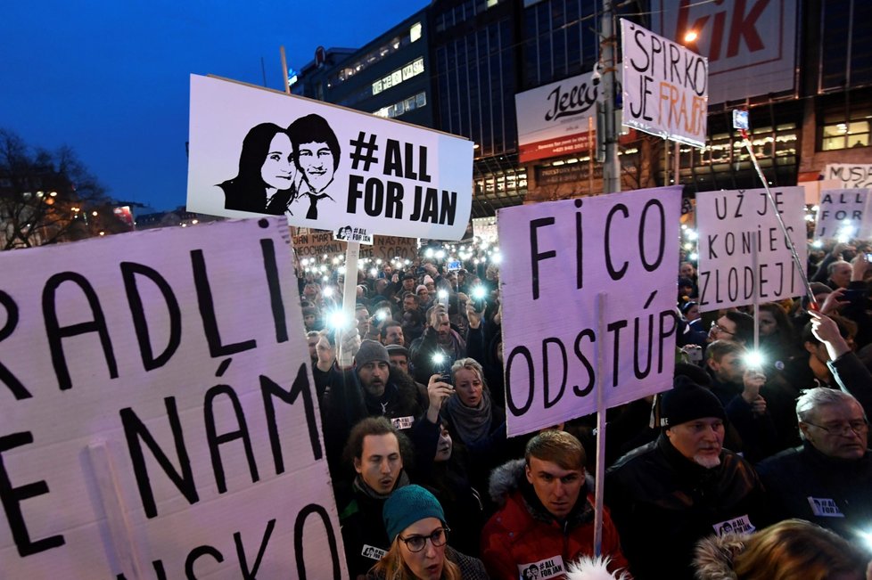 Na demonstraci za důsledné vyšetření vraždy novináře Jána Kuciaka se na bratislavském náměstí SNP sešlo v pátek 9. 3. 2018 přes 30 tisíc lidí, to je nejvíce od roku 1989