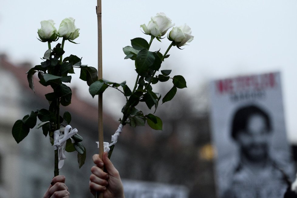 Na demonstraci za důsledné vyšetření vraždy novináře Jána Kuciaka se na bratislavském náměstí SNP sešlo v pátek 9. 3. 2018 přes 30 tisíc lidí, to je nejvíce od roku 1989.