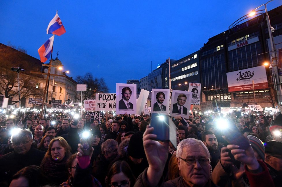 Na demonstraci za důsledné vyšetření vraždy novináře Jána Kuciaka se na bratislavském náměstí SNP sešlo v pátek 9. 3. 2018 přes 30 tisíc lidí, to je nejvíce od roku 1989.