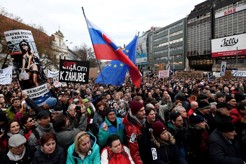 Na demonstraci za důsledné vyšetření vraždy novináře Jána Kuciaka se na bratislavském náměstí SNP sešlo v pátek 9. 3. 2018 přes 30 tisíc lidí, to je nejvíce od roku 1989.