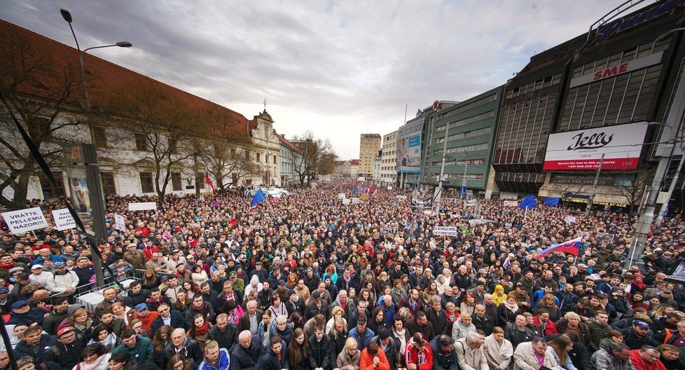 Slováci vyšli v neděli 15. 4. opět do ulic. Podle odhadů na 30 tisíc lidí protestovalo v Bratislavě za odvolání policejního prezidenta Tibora Gašpara. Protesty souvisí s vraždou novináře Jána Kuciaka