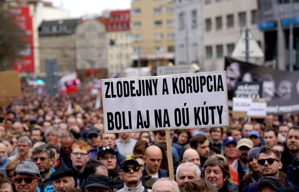 Slováci vyšli v neděli 15. 4. opět do ulic. Podle odhadů na 30 tisíc lidí protestovalo v Bratislavě za odvolání policejního prezidenta Tibora Gašpara. Protesty souvisí s vraždou novináře Jána Kuciaka.