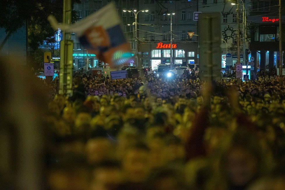 Tisíce lidí přišly v pátek do centra Bratislavy na demonstraci vyjádřit nespokojenost s poměry v zemi a podpořit organizátory dřívějších mohutných protivládních mítinků, které kvůli anonymnímu oznámení o jejich zapojení do údajné přípravy státního převratu začala vyslýchat policie.