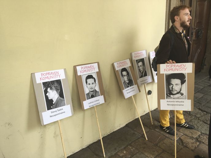 Demonstrace před Poslaneckou sněmovnou, která má rozhodnout o vyslovení důvěry vládě. Protestující upozorňují především na fakt, že se k moci poprvé od listopadové revoluce dostanou komunisté.